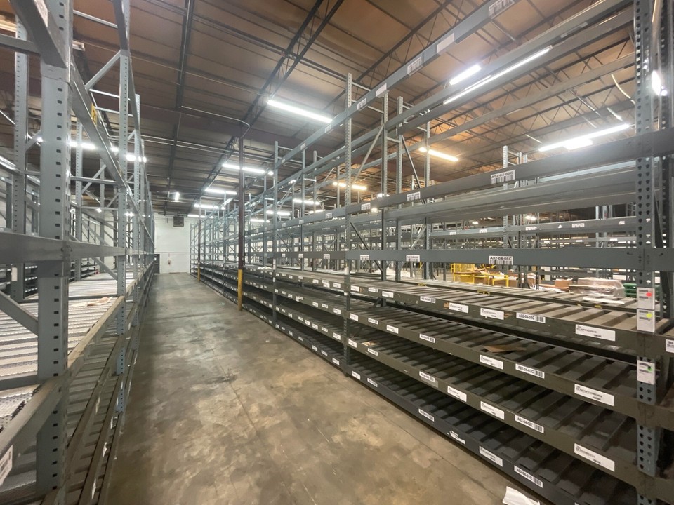 Used Heavy Duty Warehouse Pallet Rack Teardrop Racking 36