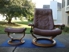 Beautiful Ekornes Stressless Leather Recliner Chair and Ottoman Size Mid.