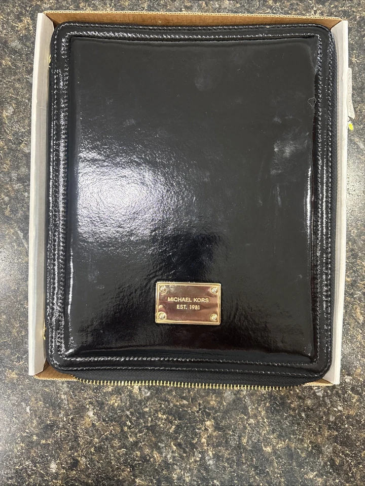Michael Kors Jet Set Para iPad Negro Exterior Dorado Brillante Interior Autoportante Foto 2 de 4