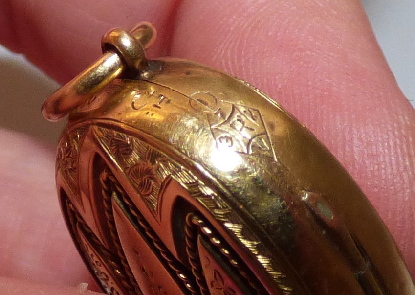 ANTIQUE VICTORIAN 18CT SOLID GOLD LOCKET 1868 EMB… - image 10