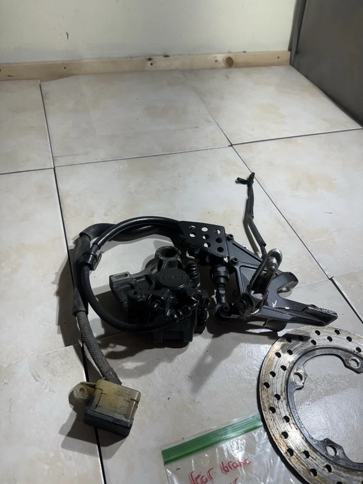 Pinza de freno trasera Honda CBR 600 600rr 2003 2004 con rotor de freno  Foto 2 de 4