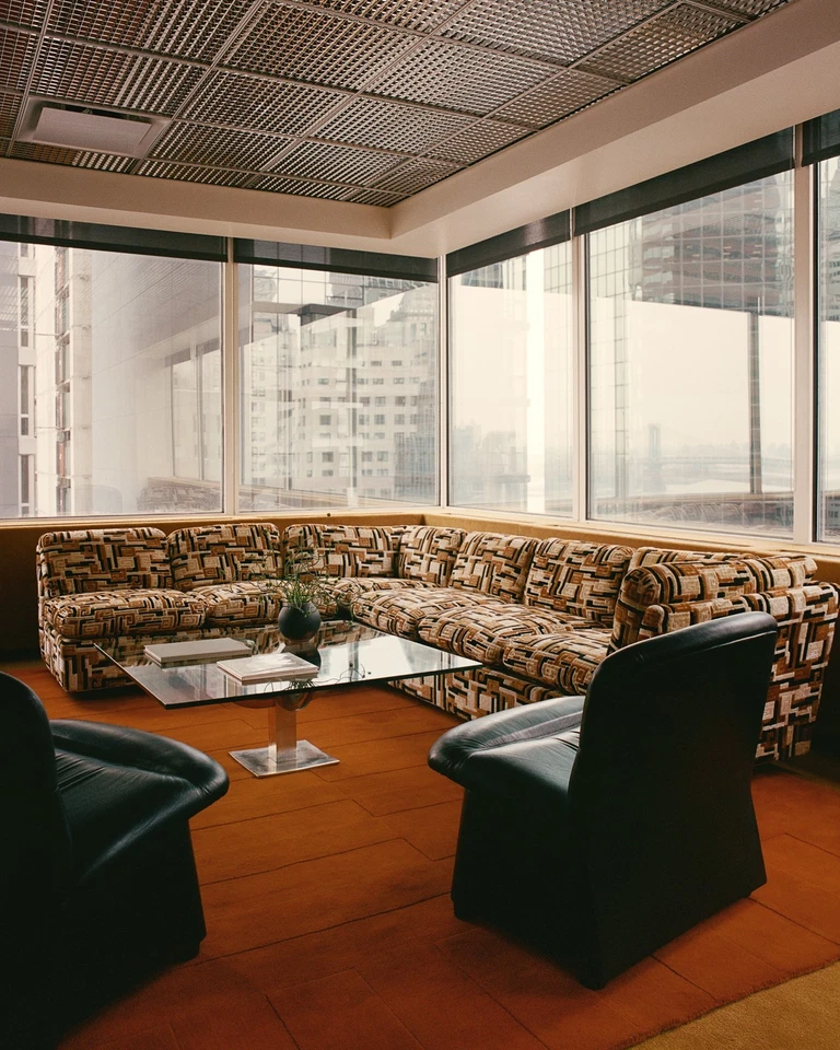 Alfombra Nordic Knots marrón claro - una alfombra de lana acolchada a mano disponible en cualquier tamaño Foto 3 de 4