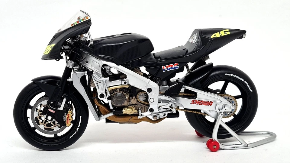 Minichamps 1/12 Honda RC211V 2002 Valentino Rossi Pre Season Test Motorbike - Image 3 of 4