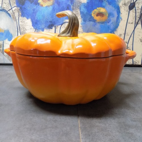 Staub Enameled Cast Iron - Fall Pumpkin Cocotte - Dutch Oven 3.5 Quart RARE - Picture 5 of 21