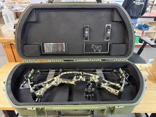 Hoyt RX-8 Ultra Carbon Compound Bow w/ Case RH 70lb 27.5in Axcel Riotech Sight