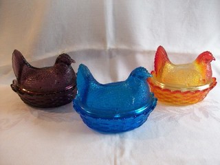 Vintage 5 1/2" Purple Glass Hen On The Nest With Split Tail Excellent Cond.