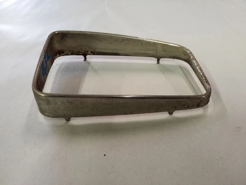 Anillo de ajuste cromado de luz de estacionamiento delantera izquierda para Mercedes Benz 300D 300SD 1981-1987 Foto 2 de 4