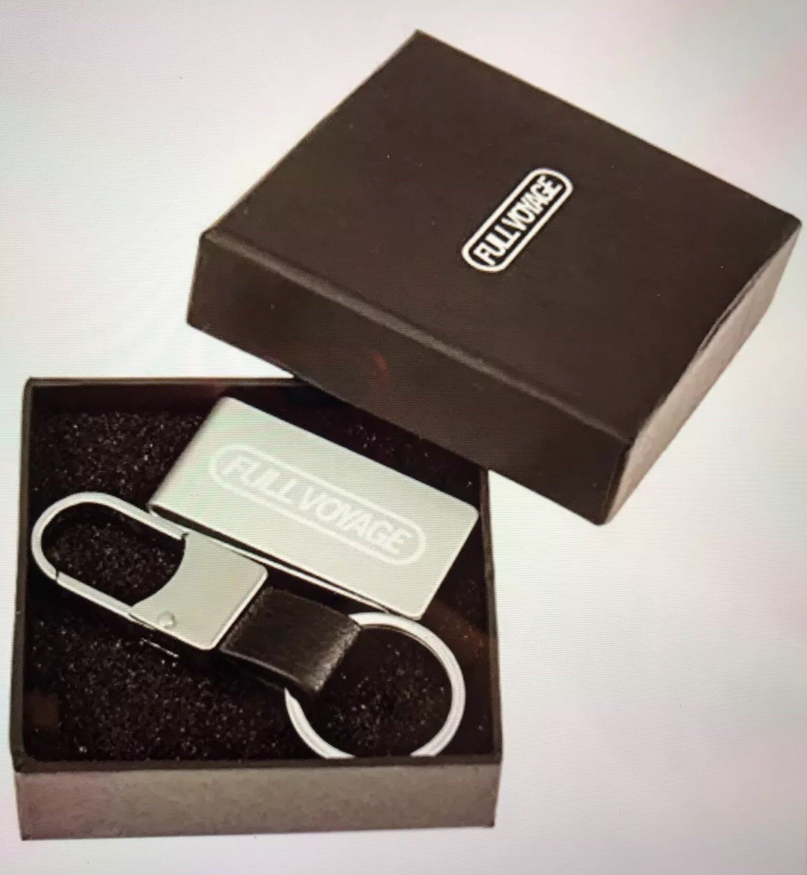 Slim Aluminum Money Clip with Leather Keychain Set in Stylish Gift Box-image