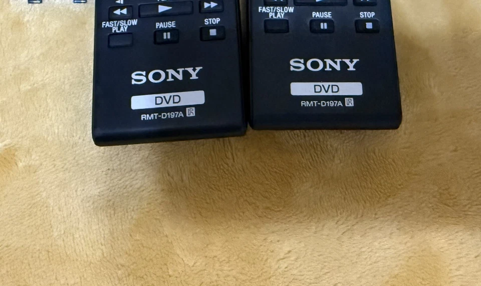Lote de 2 mandos a distancia DVD de repuesto originales Sony RMT-D197A NO PROBADOS Foto 2 de 4