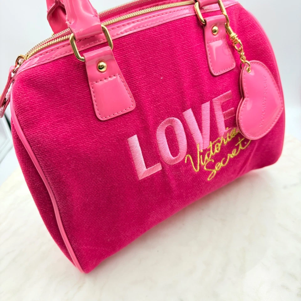 Bolso de Mano Victorias Secret Terciopelo Rosa LOVE Y2K Corazón Dije Bolso Cartera DEFECTUOSO Foto 2 de 4
