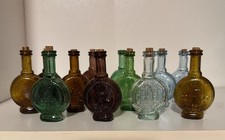 Lote de 12 botellas de vidrio miniatura estilo Wheaton Taiwán vintage de 3" Roma Italia etc.