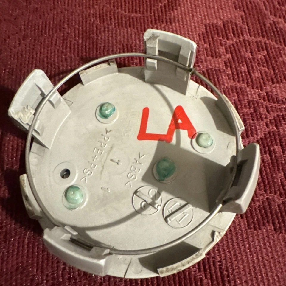 LEXUS GS300, GS400, GS430, LS430, RX300, SC400 OEM WHEEL CENTER CAP - Image 3 of 4