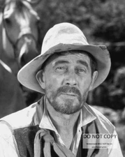 KEN CURTIS AS "FESTUS" IN THE TV SHOW "GUNSMOKE" - 8X10 PHOTO (AZ-885)