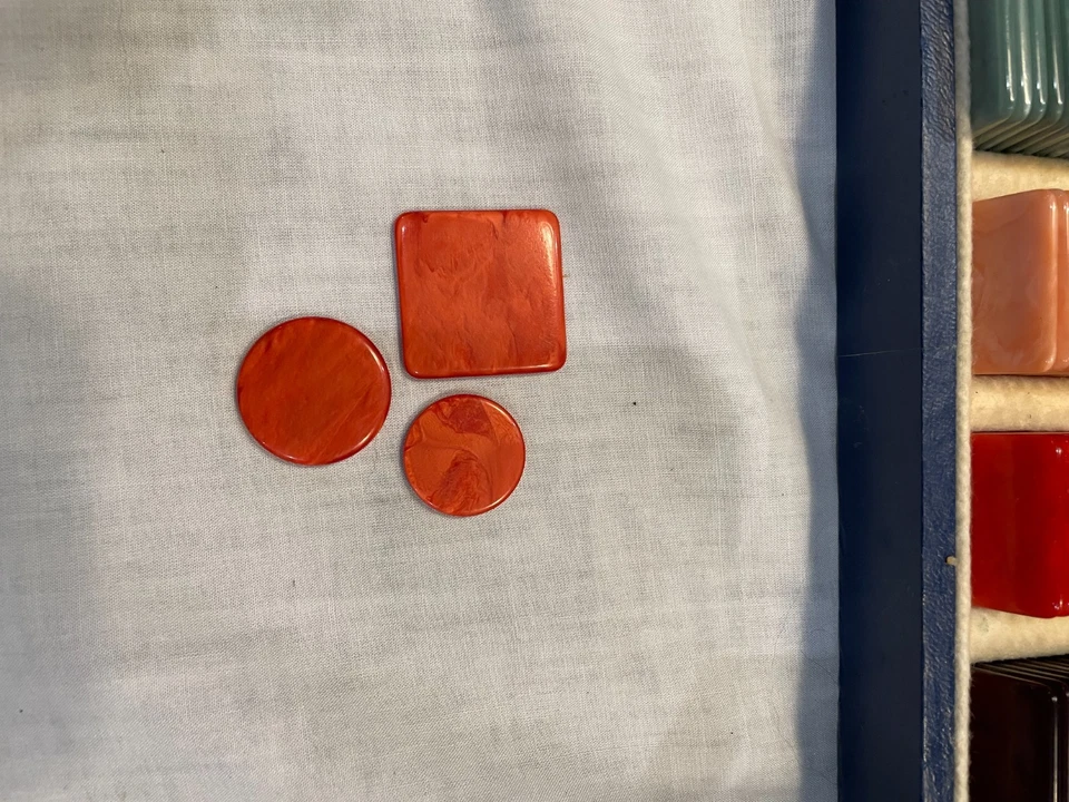 Vintage Bakelite Gaming Chips or Salesman Sample in Case - Image 4 of 4