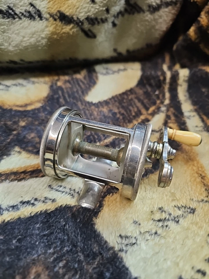 Carrete de fundición Meisselbach Takapart antiguo raro 100 yardas solo marcado en placa posterior Foto 2 de 4