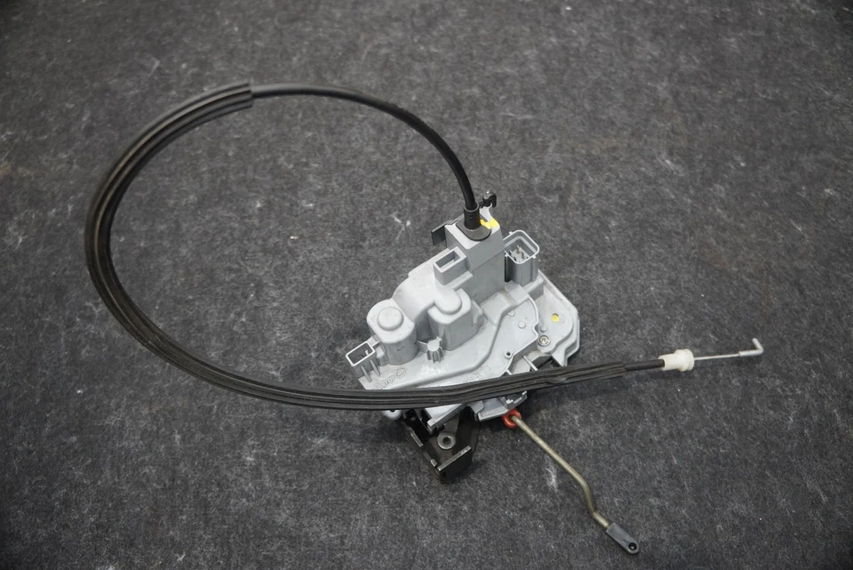 Actuador de bloqueo de pestillo de puerta del conductor delantero izquierdo 68298272AA OEM Alfa Romeo 4C 2016-20 Foto 3 de 4