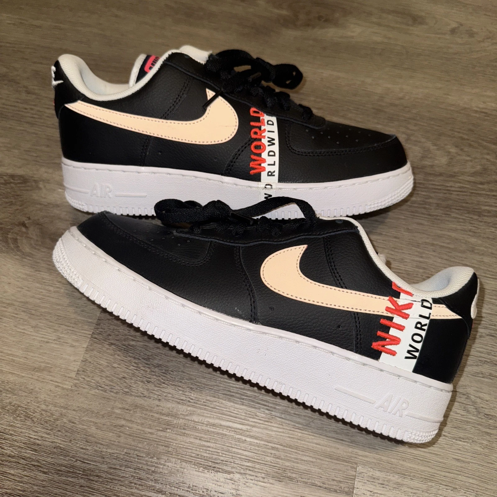 Nike Air Force 1 Low '07 LV8 Worldwide Pack Noir Flash Crimson Grade B Taille 8M