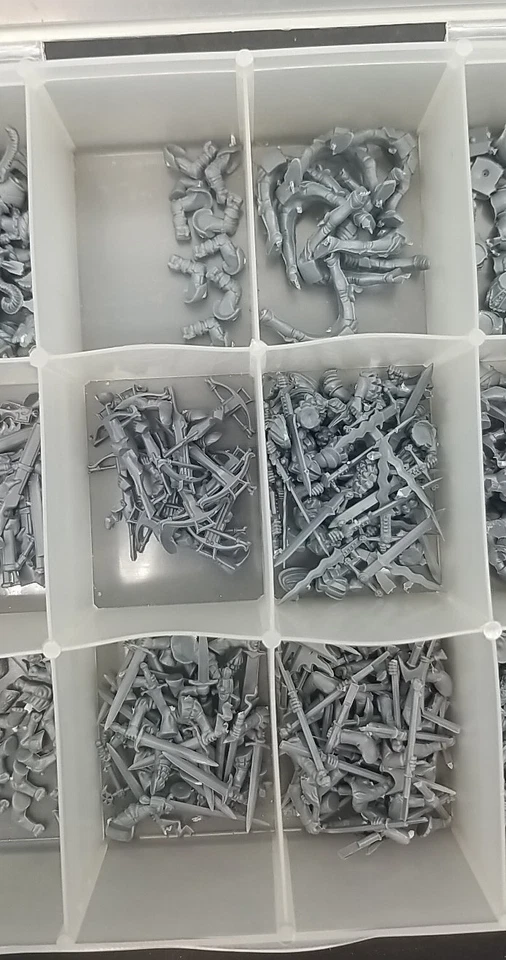 WARHAMMER Fantasy Empire Lote de Brocas Clasificadas Cabeza Armas Estandartes Brazo Torso Figuras Foto 3 de 4