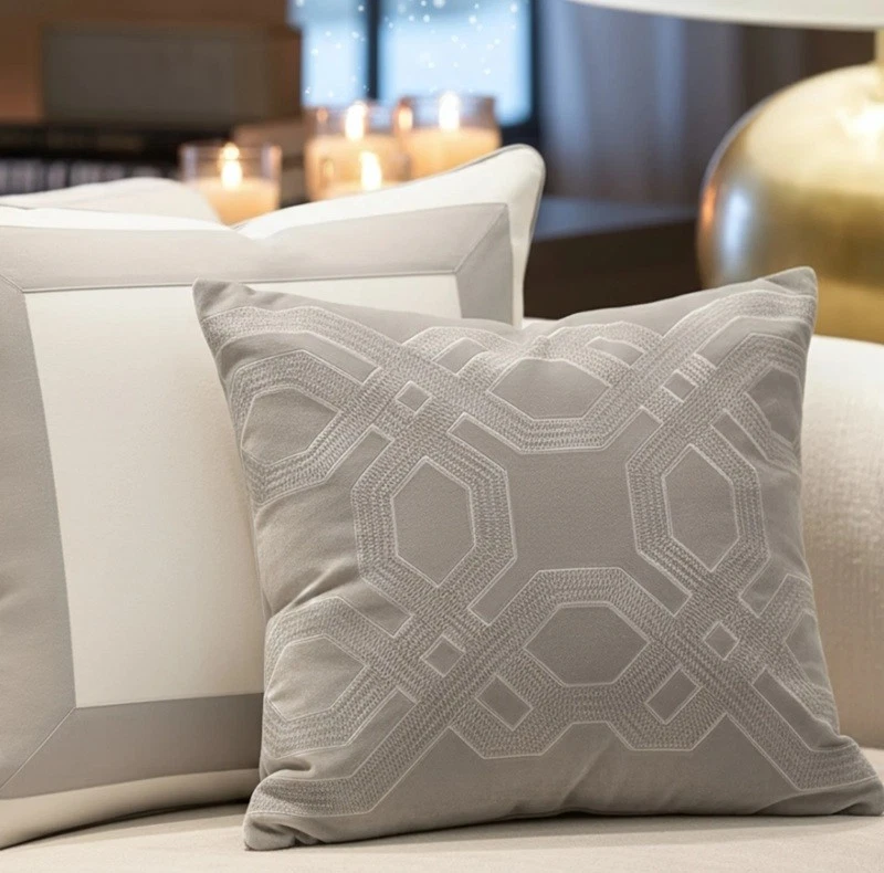 Almohada decorativa Croscill Classics Biron 18" x 18" plateada Foto 4 de 4