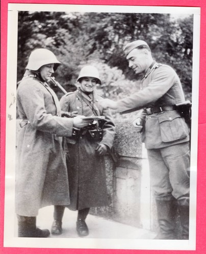 1939 Fraternizing Swiss and German Frontier Guards 7x9 Original News Photo