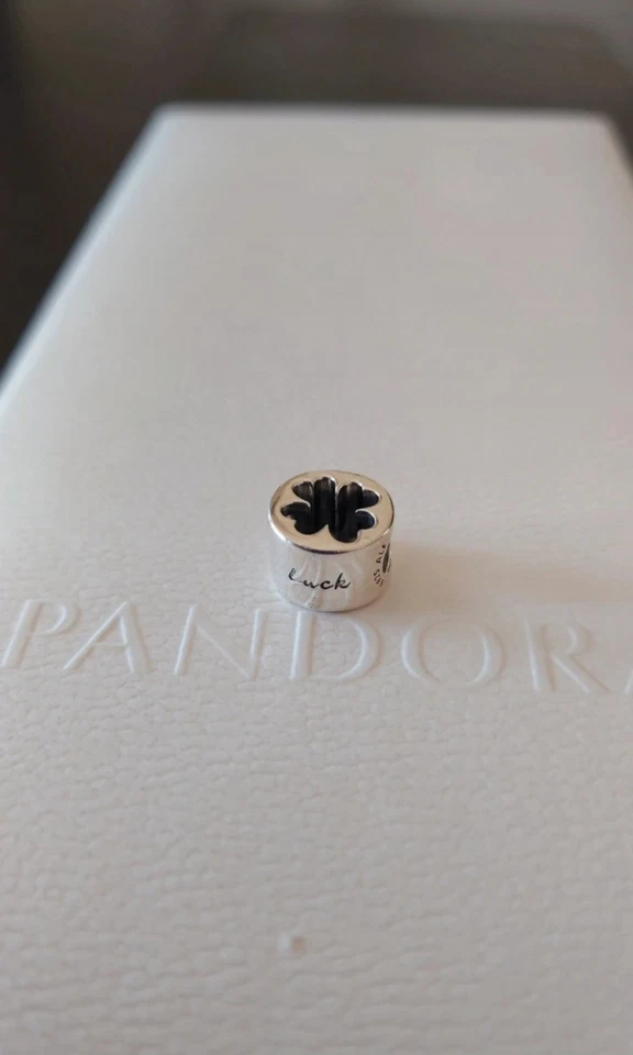 Charm openwork quadrifoglio - Immagine 3 di 4