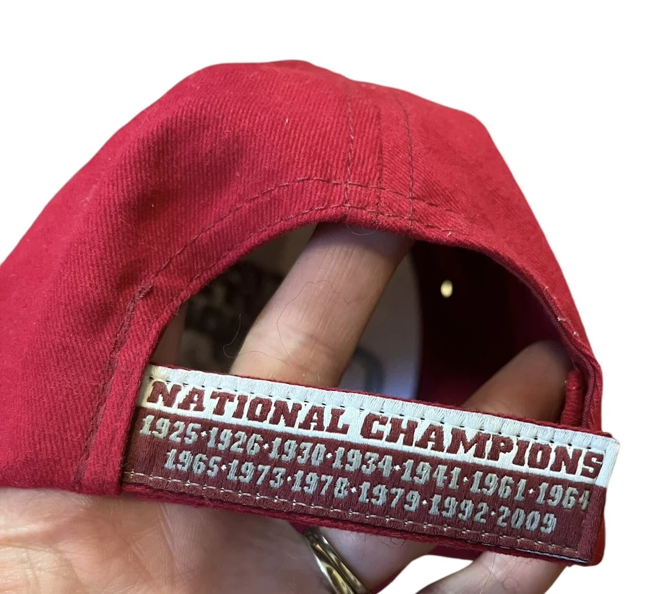 ALABAMA 13- VECES CAMPEONES DE FÚTBOL Firmado Prince Wimbley GORRA DE PELOTA SOMBRERO CARMESÍ Foto 3 de 4