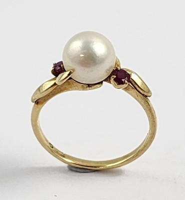 14CT YELLOW GOLD LADIES DRESS RING SET WITH A AKOYA PEARL AND 2 RUBIES 