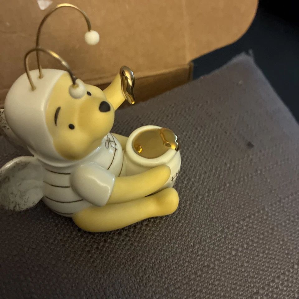 Disney Winnie the Pooh Halloween Truco o trato 4” Figura de abeja de Lenox Foto 3 de 3
