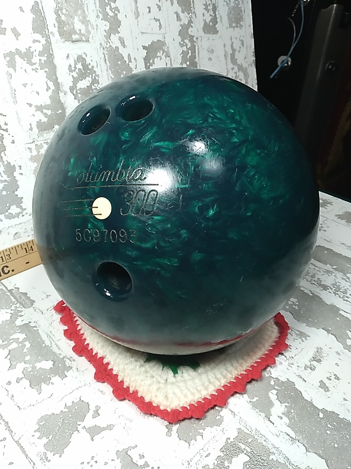 Vintage Columbia 300 Bowling Ball 13 LB 1 OZ Green Swirl Whi