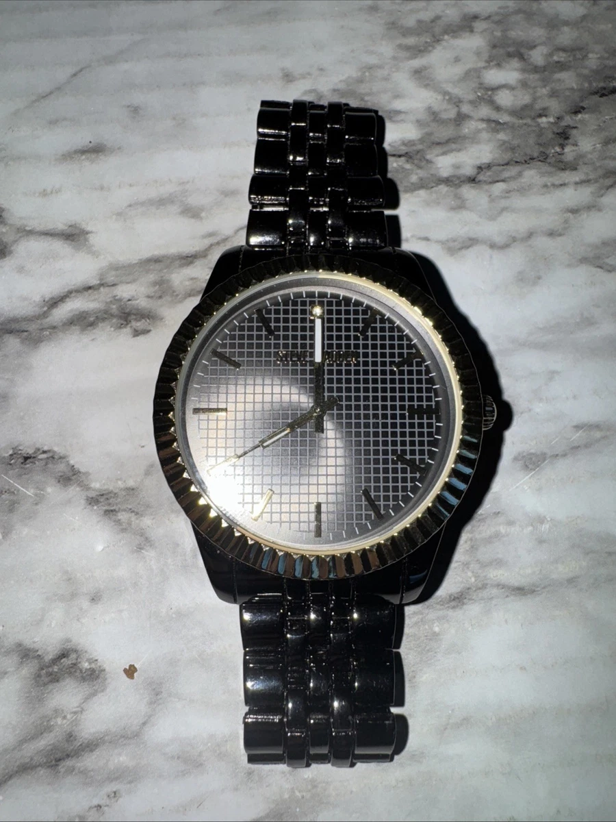 Steve Madden Orologio Da Uomo Con Cinturino In Ecopelle Nera, Quadrante Nero E Indici Dorati
