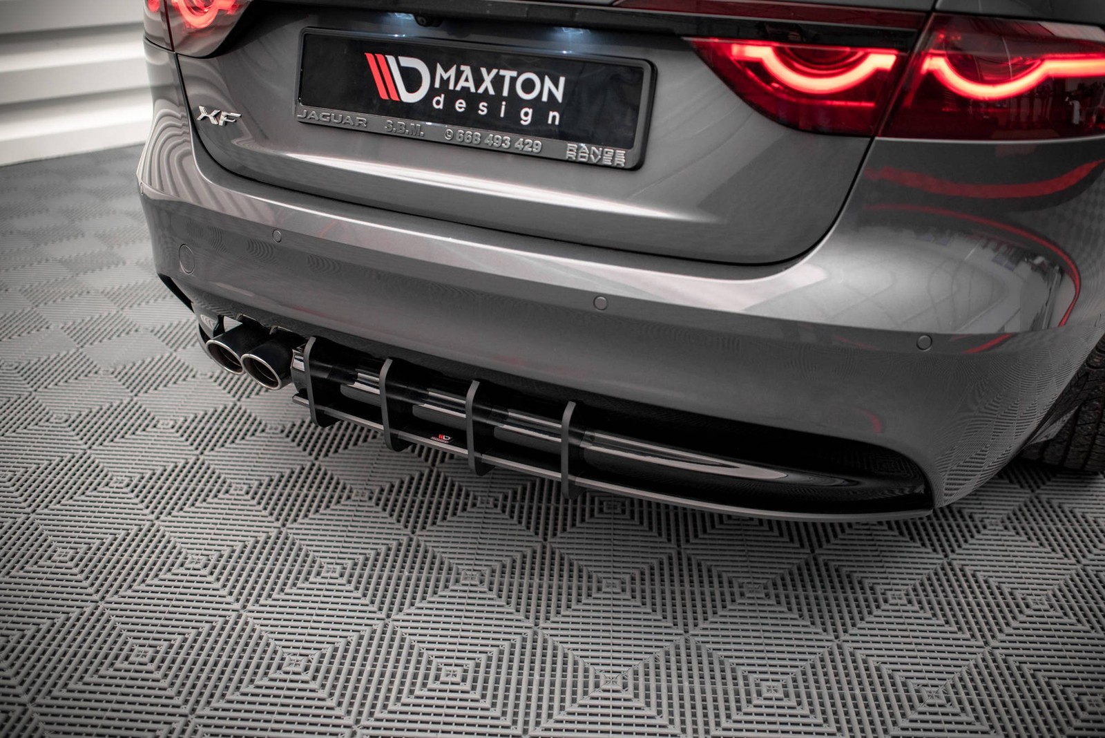 Diffuseur arrière rouge Maxton Jaguar XF Mk2 pour rassemblements auto - 3