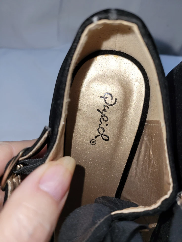 Qupid 圆头 5.5 英寸脚踝带带花卉装饰,黑色人造麂皮绒。 8米 — 第 3/4 张图片