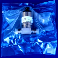 NEW azbil Tem-Tech HYP Transmitter HYPTMV-420B1 UHP Flow Through ¼” VCR, 4-20mA