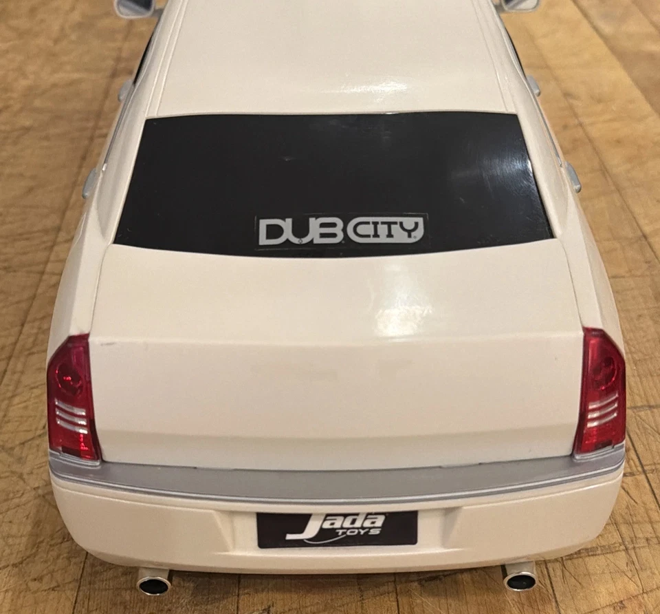 CHRYSLER 300C BLANCO - Escala 1:10 DUB CITY KUSTOMs POR JADA *HILANDEROS 16” SIN PROBAR Foto 3 de 4