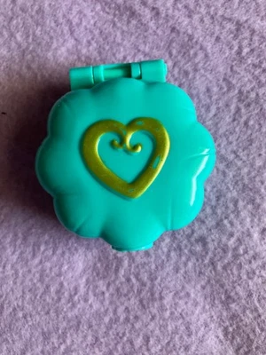Mattel Polly Pocket 2017 Mini türkis Blume Herz Mode Schneiderei Nähwerkstatt - Bild 1 von 4