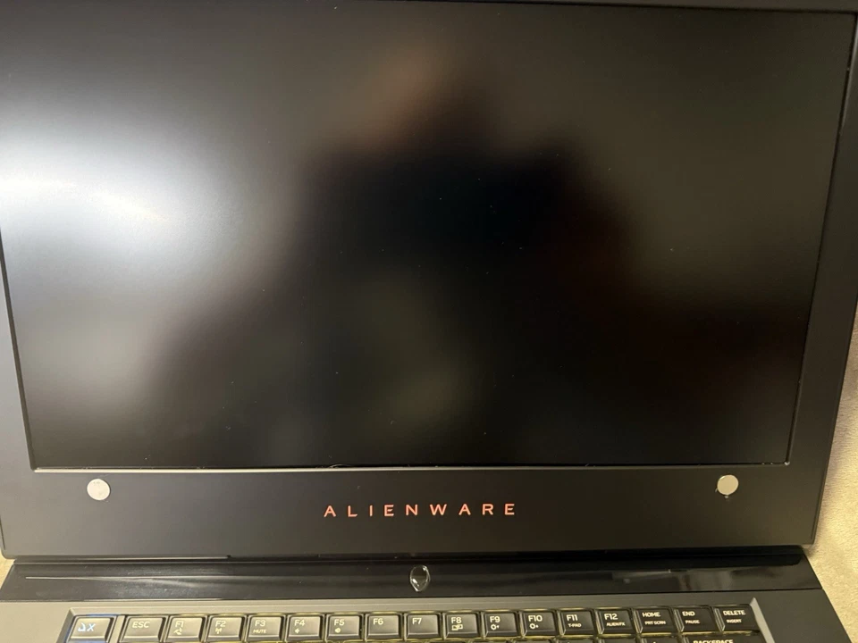 Alienware 15 R4 i7-8750H 2.2Ghz, 16GB RAM 250GB SSD, GeForce GTX 1070 (6GB) Foto 2 de 4
