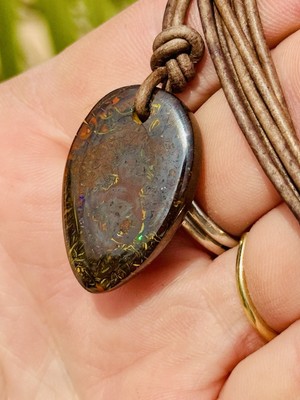 Handgefertigte australische Boulder Koroit Opal Echtleder Kordel Halskette mit Blitz