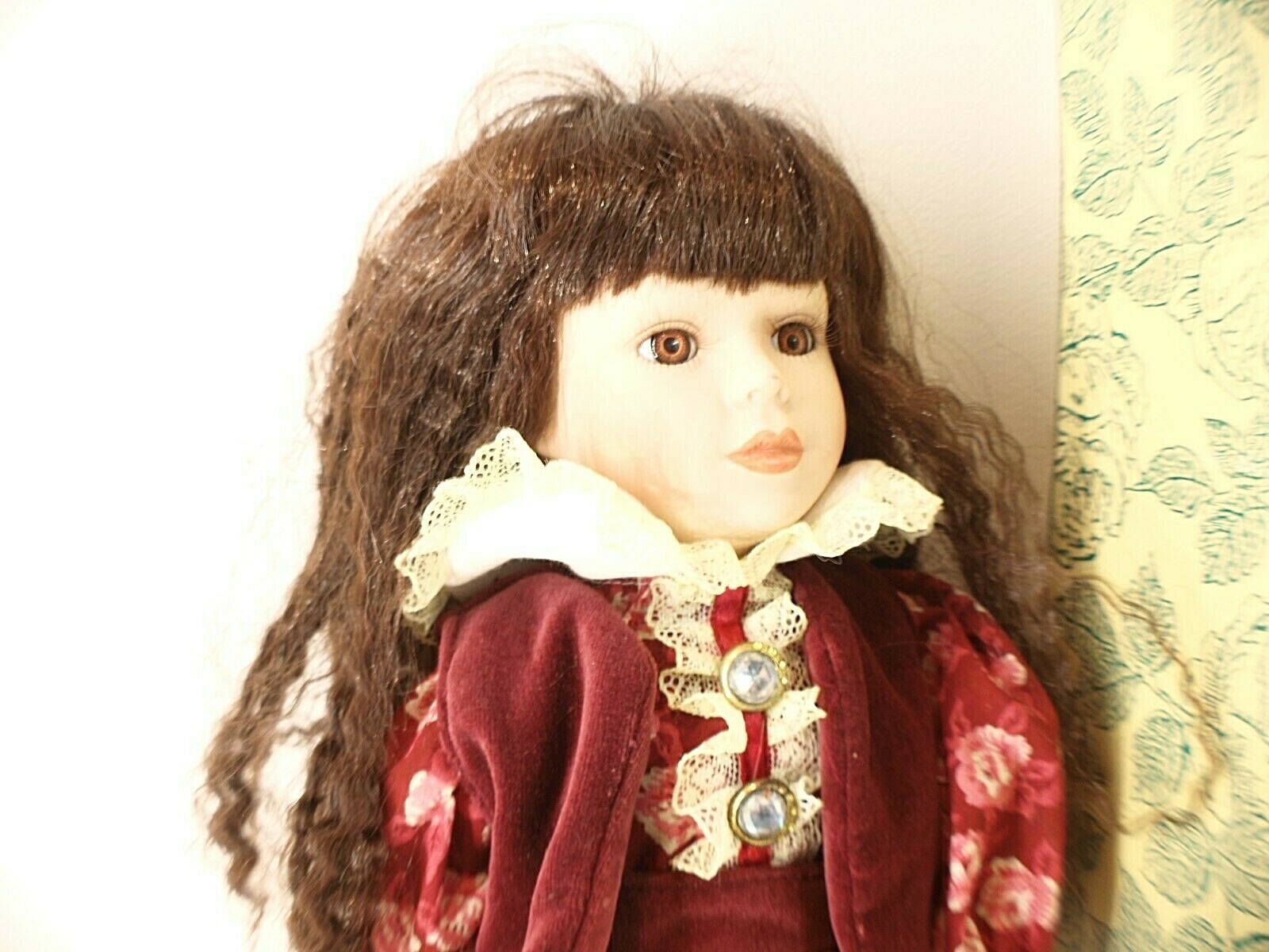 Troc Echange POUPEE DE PORCELAINE HAUTEUR 45 CM sur