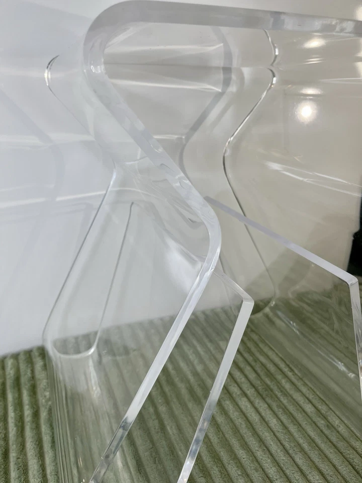 Mesa auxiliar de acrílico Maggie Urban Outfitters ~ Mesa auxiliar de revista Foto 3 de 4