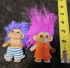 Lot de trois poupées troll, deux 3 pouces DAM, une 5 pouces Russ