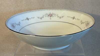 Noritake 6102 Fairmont 8-1/4'' '' Round Vegetable Bowl - Platinum Trim.