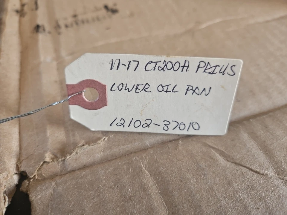 Нижний поддон масла в сборе для двигателя Lexus CT200h Toyota Prius 11-17 12102-37010 - Изображение 4 из 4