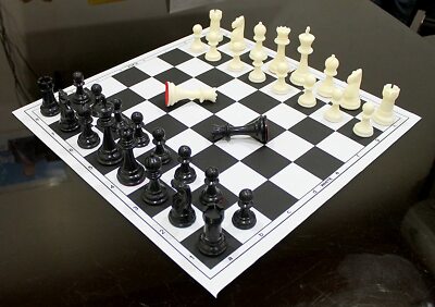Jeu d'échecs 47cm pliable carton blanc/bleu azur avec pièces STAUNTON