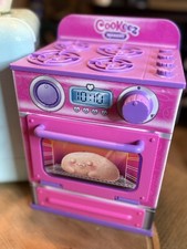 Moose Toys Cookeez Makery Cinnamon Treatz Pink Oven