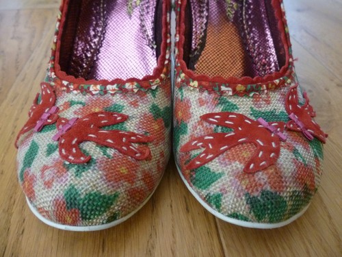 Irregular Choice Tacones Florales Rojos Golondrina EUR Talla 38 Reino Unido Talla 5 En Caja inc Reino Unido P+P - Imagen 6 de 14