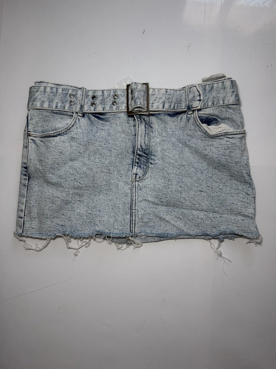 Minifalda de mezclilla Bershka lavado ácido dobladillo crudo envejecido con cinturón Y2K talla UK 12