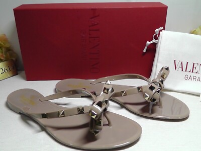 VALENTINO GARAVANI Poudre /Gold Rockstud PVC Thong Sandals  display picture 1