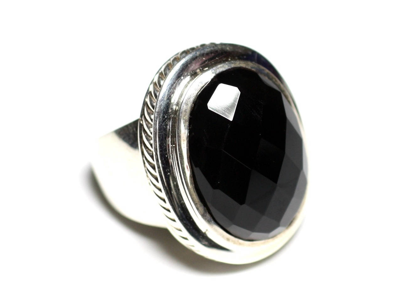 Bague onyx noir ovale N117, le bijou en argent idéal pour votre quotidien