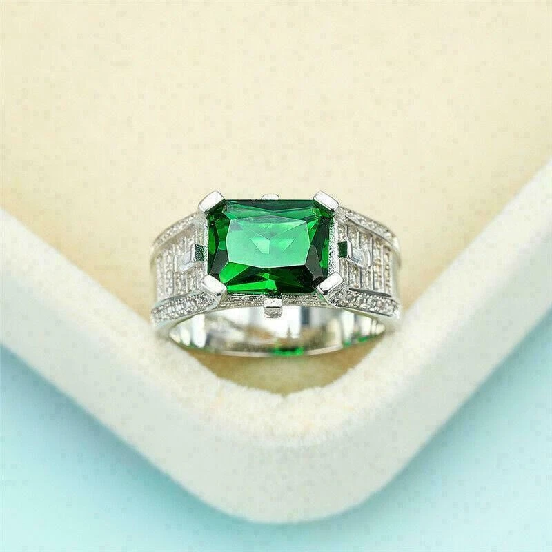 Anillo de compromiso para hombre de 4,5 quilates creado en laboratorio con esmeralda verde acabado en oro blanco de 14 quilates Foto 3 de 4