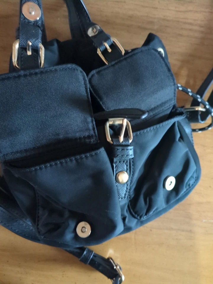 Mochila ALDO Loreswen Mini Negra y Oro Rosa, Múltiples Bolsillos - ¡LINDA!! Foto 4 de 4